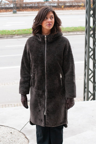 Gilla, 105 cm. - Hood - Curly Lamb - Women - Coffee