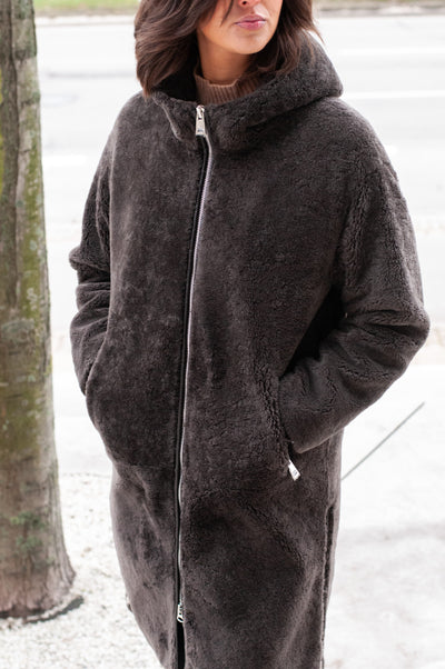 Gilla, 105 cm. - Hood - Curly Lamb - Women - Coffee